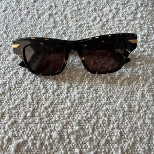Bottega Veneta Stylish Tortoise Shell Sunglasses BV1122S